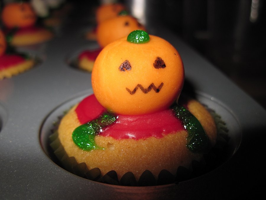 Name:  close_up_of_pumpkin_cupcake_by_fayola-d4ehnod.jpg
Views: 550
Size:  69.2 KB